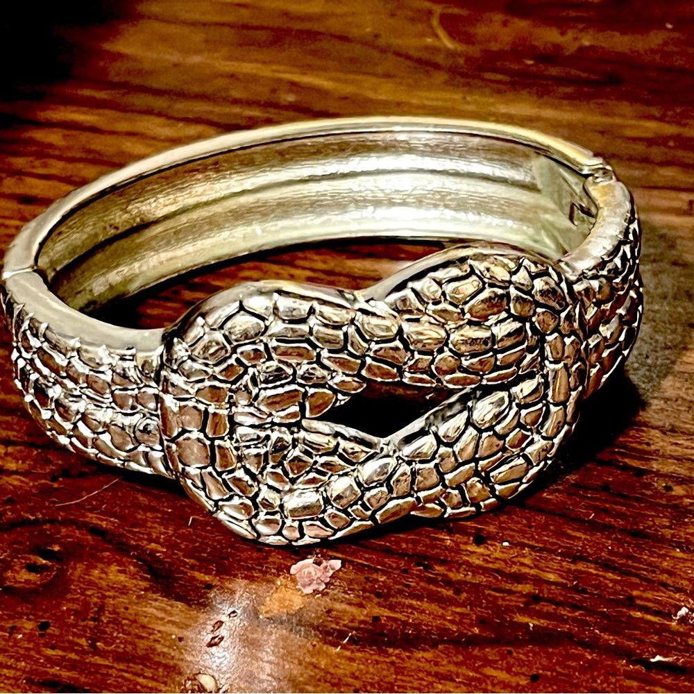 Cute love knot henge bracelet